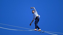 Video: ‘Thót tim’ xem người đàn ông đi dây trên không 2,2km, lập kỷ lục thế giới