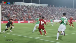 Video: Bóng lăn dài trước khung thành U23 Indonesia, CĐV Việt Nam tiếc nuối