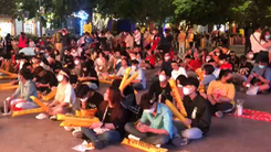 Video: Hàng ngàn cổ động viên đổ về phố đi bộ Nguyễn Huệ xem trận U23 Việt Nam - U23 Indonesia