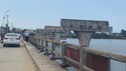 Video: Hai cây cầu trăm tỉ đồng thi công 'rùa bò' ở Quảng Nam