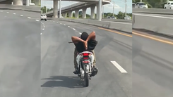 Video: Cảnh sát Thái phạt người lái mô tô buông tay, nằm ngửa trên yên xe vì muốn thể hiện bản thân