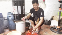 Video: Bắt quả tang cơ sở làm 2.000 lít mật ong giả từ đường và mạch nha