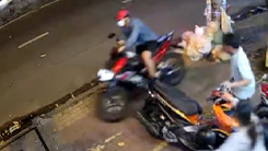 Video: Trộm thản nhiên bẻ khóa, lấy xe máy trước mặt nhiều người ở quận 12, TP.HCM