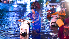 Video: Mưa nửa tiếng, nhiều tuyến đường ở Hà Nội ngập lênh láng đến nửa đêm