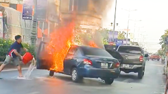 Video: Xe con bốc cháy ngùn ngụt sau va chạm với ô tô tải ở Quảng Trị
