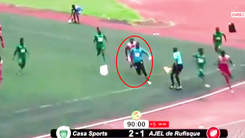 Video: Cầu thủ ăn cắp mảnh vải trắng của thủ môn dẫn tới đánh nhau, cả sân lao vào 'hỗn chiến'