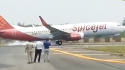 Video: Khoảnh khắc máy bay chở 185 người bị cháy động cơ ở Ấn Độ