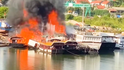 Video: 3 tàu du lịch ở Hạ Long bốc cháy ngùn ngụt