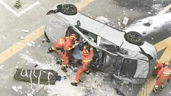Video: Ô tô lao từ tầng 3 xuống đất, hai nhân viên hãng xe thiệt mạng