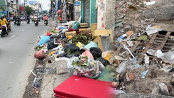 Video: Cận cảnh rác bủa vây, 'bức tử' miệng cống trên nhiều tuyến đường ở TP.HCM