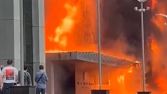 Video: 20 người mắc kẹt trong trung tâm thương mại ở Nga bị cháy dữ dội