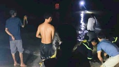 Video: 3 học sinh lội ra cồn cát giữa biển chơi, 2 em bị sóng cuốn tử vong