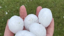 Video: Hạt mưa đá to bằng quả bóng tennis càn quét khắp nơi ở Pháp