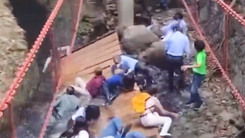 Video: Sập cầu đi bộ ngay trong ngày khánh thành, nhiều quan chức và khách mời rơi xuống suối
