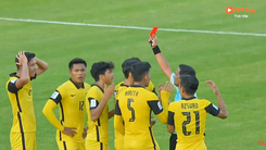 Video: Trọng tài check VAR hậu vệ Malaysia để bóng chạm tay dẫn tới phạt đền và thẻ đỏ