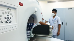 Video: Máy chụp PET/CT tái hoạt động sau một năm ngưng trệ vì thiếu thuốc phóng xạ