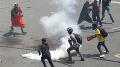 Video: Người biểu tình đốt phá tư dinh, yêu cầu thủ tướng Sri Lanka từ chức