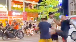 Video: Người đàn ông đạp ngã phụ nữ sau va chạm giao thông ở Hải Phòng