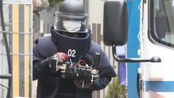 Video: Cảnh sát tìm thấy 5 khẩu súng tự chế khi lục soát tại nhà nghi phạm ám sát ông Abe Shinzo