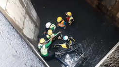 Video: Cứu người đàn ông cùng xe máy rơi xuống cống nước sâu 8m