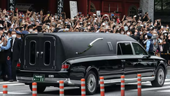 Video: Người dân Nhật xếp hàng dài dâng hoa tiễn biệt cố thủ tướng Abe