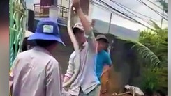 Video: Giúp hàng xóm bắt rắn 3kg bò vào nhà ăn gà, người đàn ông bị rắn cắn chết