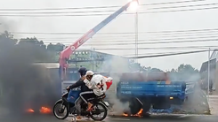 Video: Xe cẩu vướng dây điện tóe lửa, 4 người bị điện giật