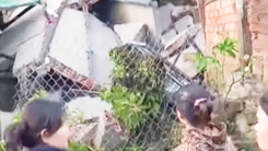 Video: Hiện trường vụ sạt lở gây sập nhà, 4 người trong gia đình cấp cứu ở Đắk Lắk