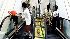 Video: Một người bị kẹt đầu bên thang cuốn trung tâm thương mại ở Hà Nam