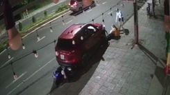 Video: Bắt người đàn ông lái ô tô tông vào xe máy chở vợ đã ly hôn