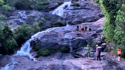 Video: Nam du khách ngã thác nước cao tử vong, thi thể được tìm thấy ở suối Bà La