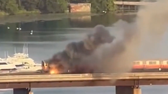 Video: Đoàn tàu chở 200 hành khách bốc cháy, nhiều người nhảy qua cửa sổ thoát thân