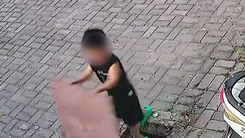 Video: Bé trai rơi xuống cống, may mắn được người phụ nữ giải cứu