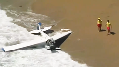 Video: Khoảnh khắc máy bay lao xuống bãi biển đông người ở California