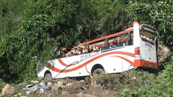 Video: Cận cảnh xe khách chở đoàn từ thiện lao xuống vực ở đèo Đại Ninh, Bình Thuận