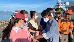 Video: Sáng 24-7, 5 ngư dân gặp nạn trên biển đã được đưa về đến Cam Ranh