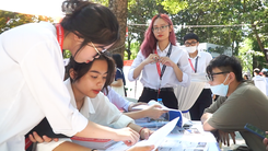 Video: Hàng ngàn bạn trẻ tham dự ngày hội tư vấn xét tuyển tại TP.HCM và Hà Nội