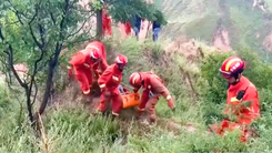 Video: Cứu người đàn ông bị rơi xuống hố sụt sâu 100m ở Trung Quốc