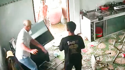 Video: Bắt 2 thanh niên đập phá nhà người khác để đòi nợ ở Long An