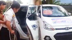 Video: Taxi '0 đồng' chở miễn phí thí sinh gãy khớp háng đi thi ở Nghệ An