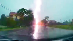 Video: Sét đánh trúng cột đèn gây tóe lửa, 2 người đi xe máy thoát nạn