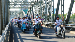 Video: Ngắm dàn xe máy cổ 'vang bóng một thời' diễu hành tại TP Huế