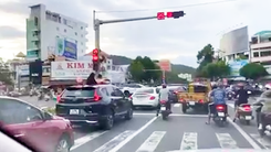 Video: CSGT Vũng Tàu vào cuộc xử lý ô tô vượt đèn đỏ, tài xế để trẻ em thò hơn nửa người ra cửa sổ trời