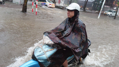 Video: Hà Nội mưa to lúc sáng sớm, nhiều người phải dẫn xe máy để qua điểm ngập úng