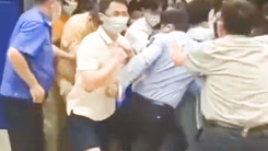 Video: Cửa hàng bị phong tỏa vì có người mắc COVID-19, người dân Thượng Hải tháo chạy tán loạn