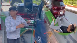 Video: Tài xế mắc võng, dùng tiền âm phủ để phản đối thu phí qua trạm BOT