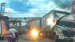 Video: Xe đầu kéo giật đổ trụ điện, gây cháy nổ trên đường ở Thái Lan