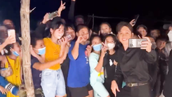 Video: Hoài Linh được khán giả đua nhau chụp ảnh chung khi đi diễn ở miền Trung
