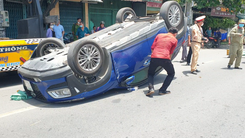 Video: Ô tô lật ngửa sau khi tông dải phân cách, nữ tài xế được người dân giải cứu