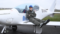 Video: Phi công 17 tuổi từng đến Đà Nẵng vừa lập kỷ lục 'người trẻ tuổi nhất bay vòng quanh thế giới'